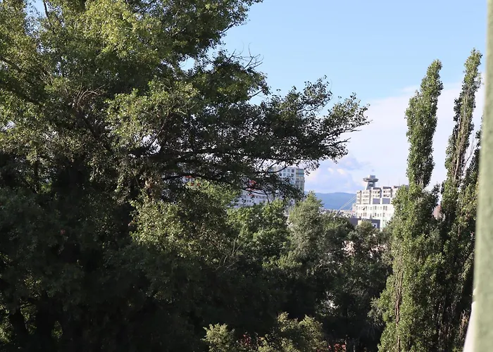 Cozy Next To The Train Station And Near The Center Lägenhet
